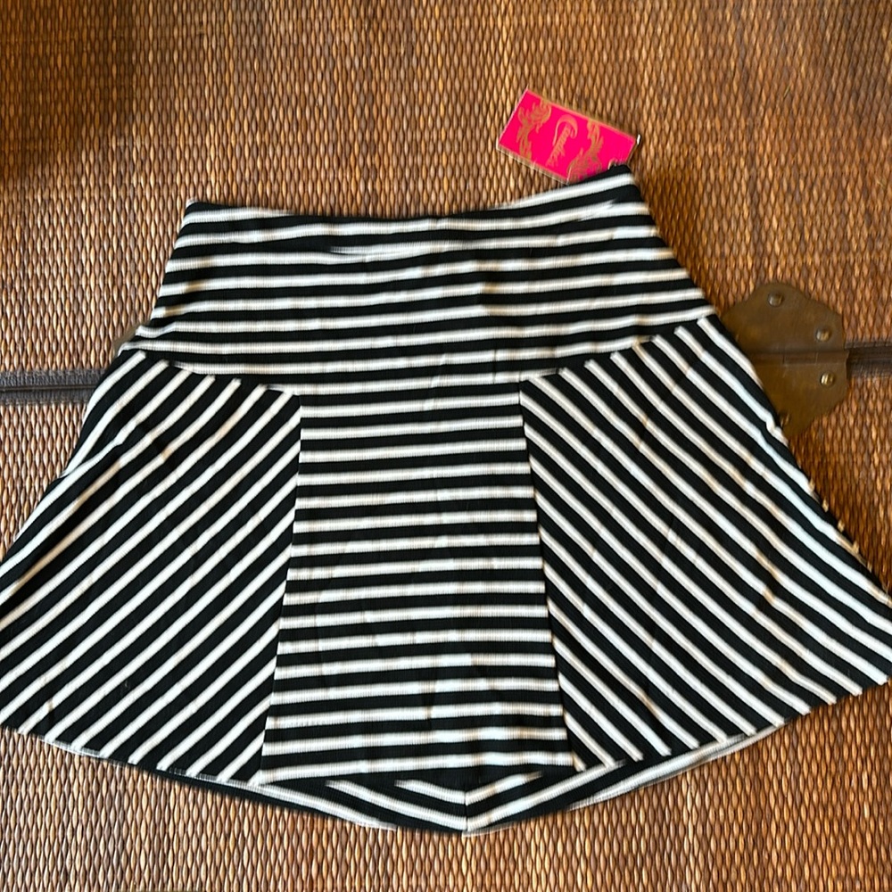 Black and white striped high waisted skirt! Flirty💕